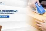 Tangan menutup kardus menggunakan alat lakban sebagai ilustrasi proses menentukan jenis packing yang tepat.