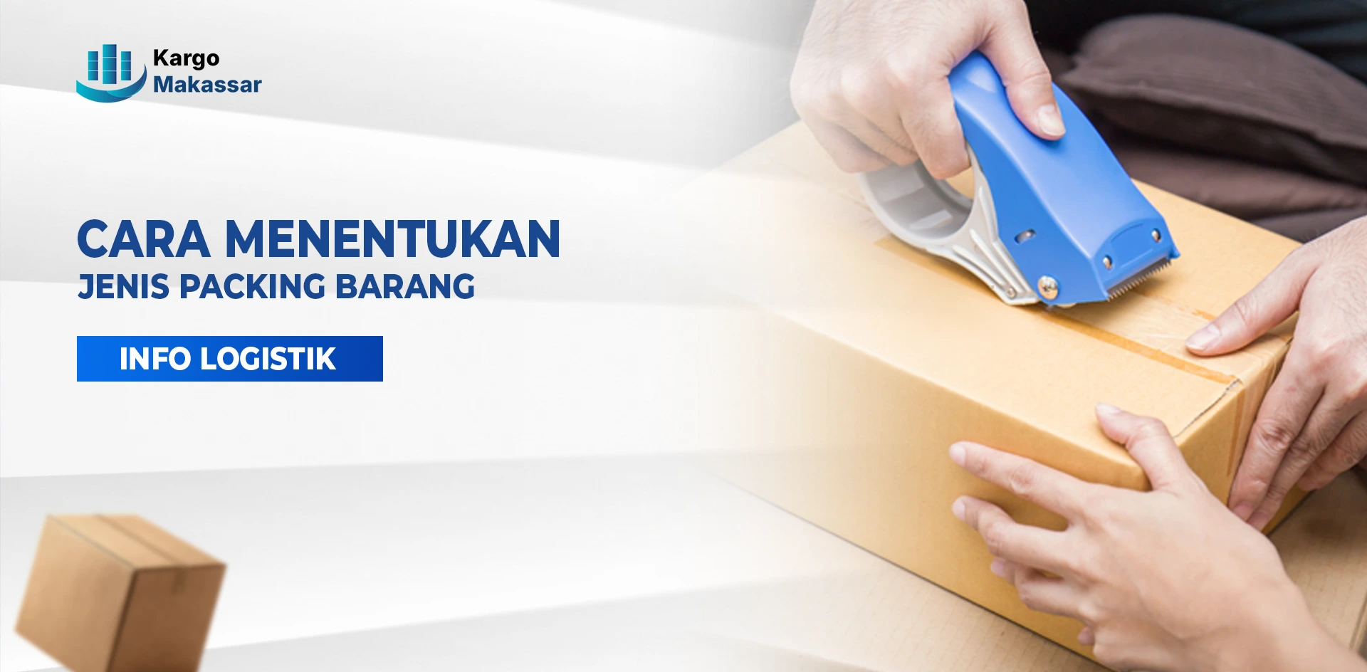 Tangan menutup kardus menggunakan alat lakban sebagai ilustrasi proses menentukan jenis packing yang tepat.