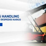 Alat berat mengangkat kontainer sebagai ilustrasi proses handling barang dalam ekspedisi kargo.