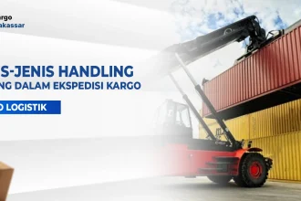 Alat berat mengangkat kontainer sebagai ilustrasi proses handling barang dalam ekspedisi kargo.