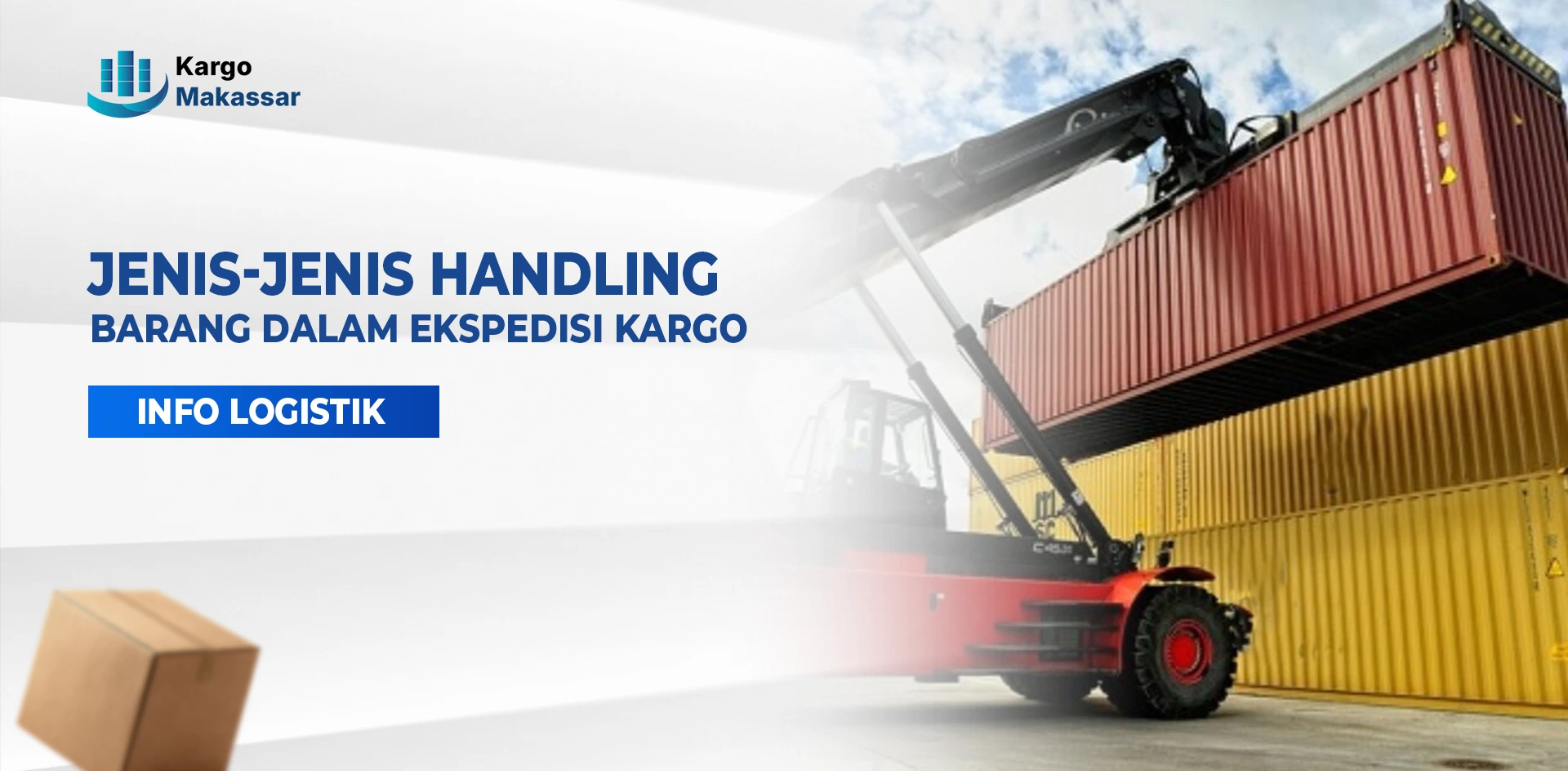 Alat berat mengangkat kontainer sebagai ilustrasi proses handling barang dalam ekspedisi kargo.