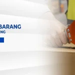 Petugas menutup kardus menggunakan tape sebagai ilustrasi proses pengkategorian barang sesuai jenis packaging.